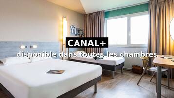 Chambre Triple, 1 lit double | Bureau, espace de travail pour ordinateur portable, rideaux occultants