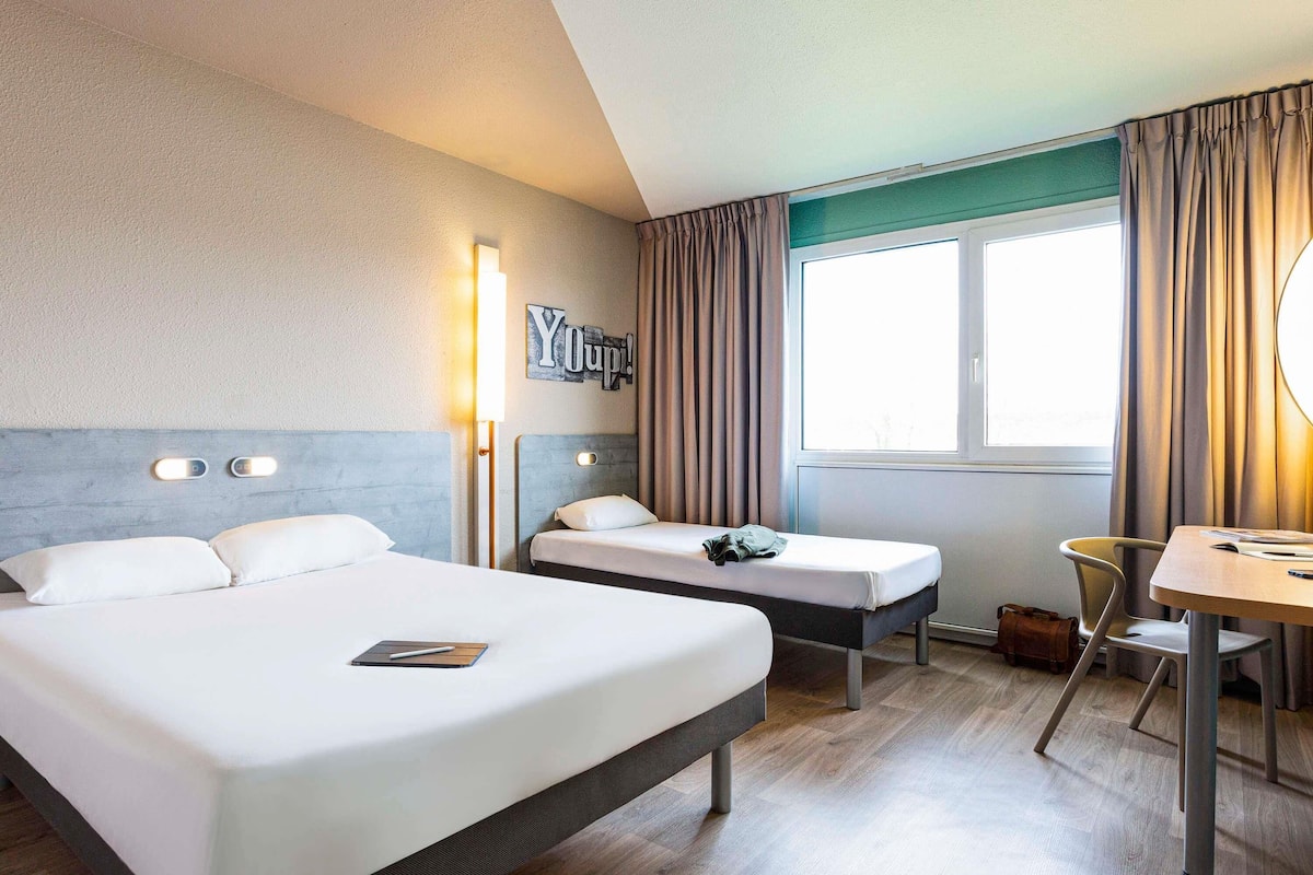 Triple Room, 1 Double Bed | Desk, laptop workspace, blackout curtains, soundproofing