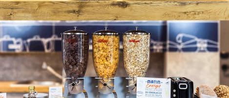 Petit déjeuner buffet servi les week-ends (8 EUR par personne)