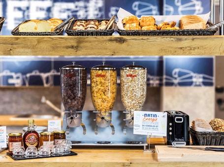 Desayuno buffet los fines de semana (EUR 8 por persona)