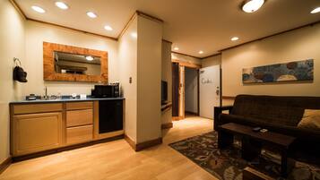 Standard Room, 1 Queen Bed with Sofa bed, Non Smoking (Cedar Room) | Private kitchenette | Oven, stovetop, dishwasher, coffee/tea maker