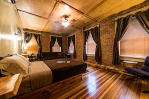 Chambre Standard, 1 grand lit et 1 canapé-lit, non-fumeur (Walnut Room)