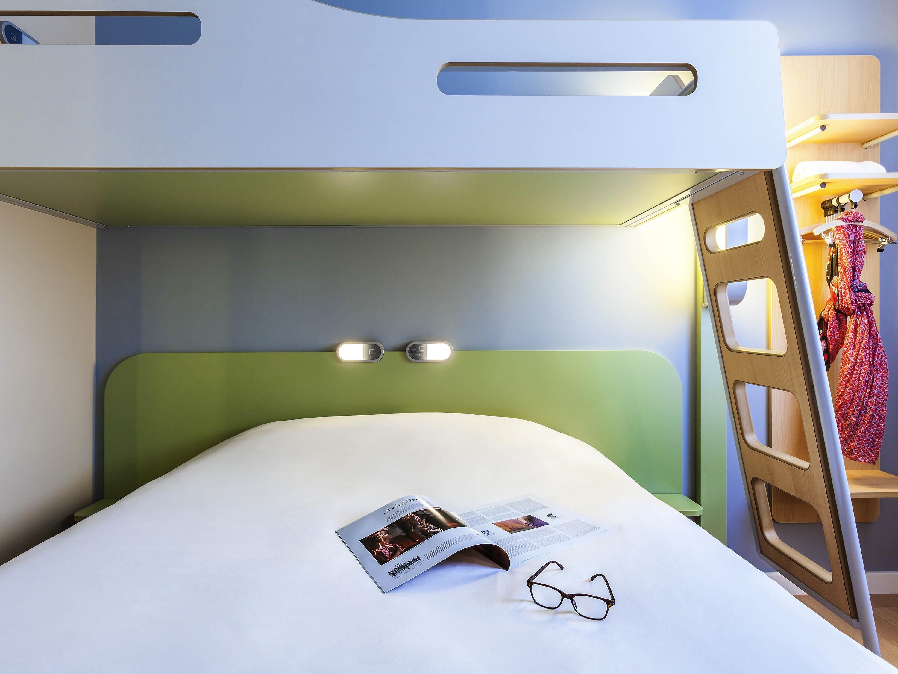 Driepersoonskamer, Meerdere bedden | Een kluis op de kamer, een bureau, geluiddichte muren, gratis wifi