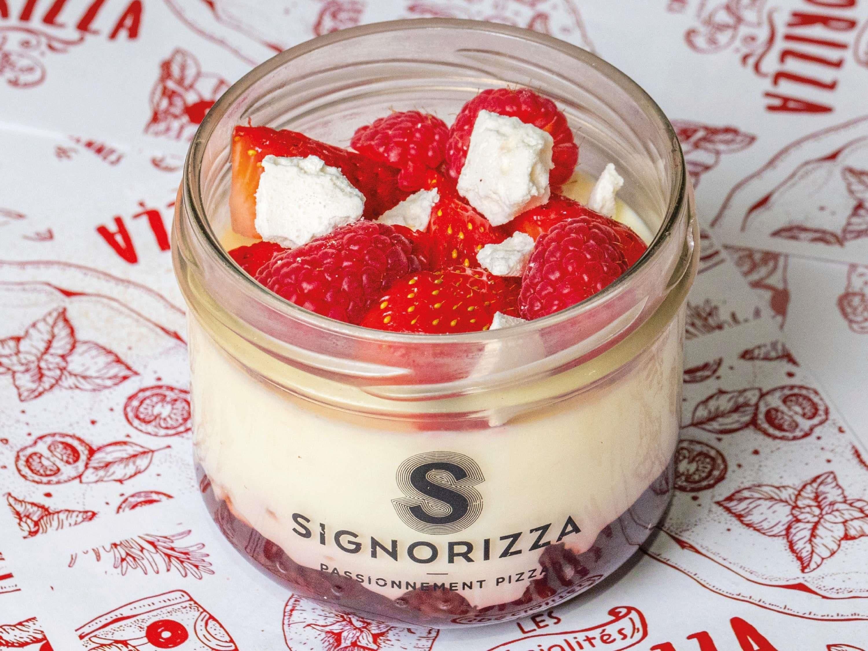 Un postre en un frasco con una etiqueta que dice 'Signorizza Passionement Pizza'.