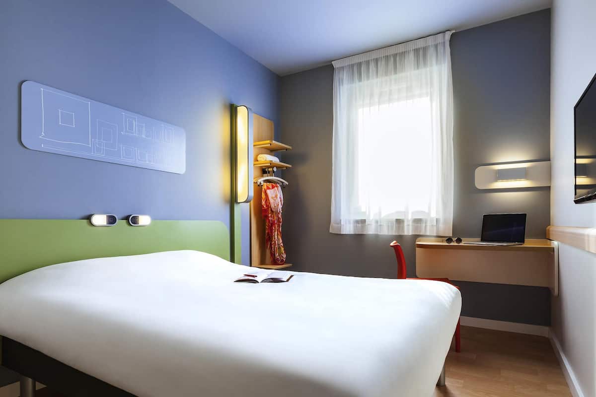 Double Room | In-room safe, desk, soundproofing, free WiFi