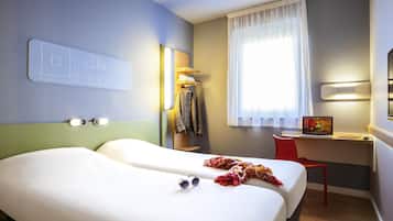 Chambre avec lits jumeaux, 2 lits une place | Coffres-forts dans les chambres, bureau, chambres insonorisées