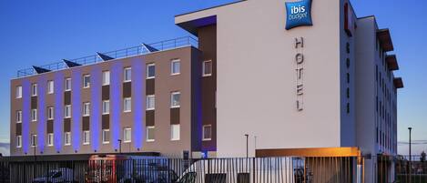 Un moderno edificio de hotel con un cartel que indica que es un hotel ibis budget.