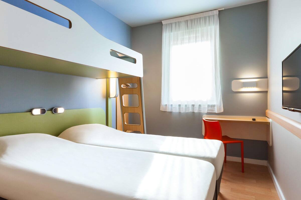 room, 3 single beds | in-room safe, desk, soundproofing, free wifi