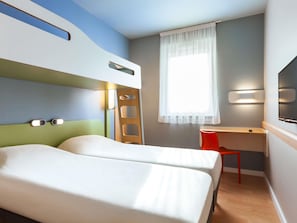 Phòng, 3 giường đơn | Két bảo mật tại phòng, bàn, phòng cách âm
