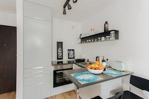 Apartment | Eigene Küche | Kühlschrank, Herdplatte, Wasserkocher mit Kaffee-/Teezubehör