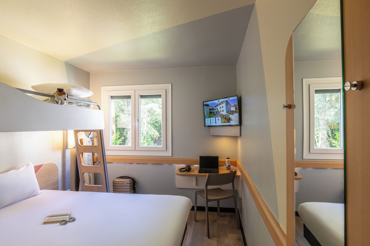 Desk, soundproofing, free WiFi