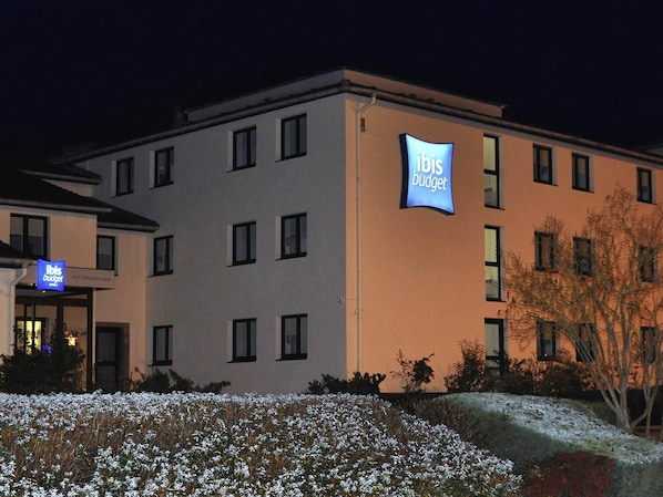 A multi-story hotel building with a prominent 'Ibis Budget' sign on the facade. - ibis budget Marne la Vallée (Saint-Thibault-des-Vignes)