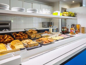 Un bufé con diferentes opciones de comida y salsas.