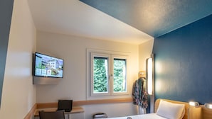 Twin kamer, 2 eenpersoonsbedden | Een bureau, geluiddichte muren, gratis wifi