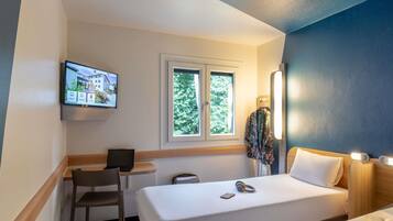 Twin Room, 2 Twin Beds | Desk, soundproofing, WiFi (free)