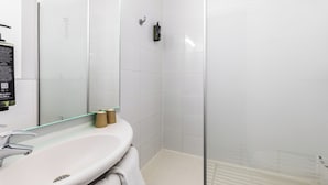 Een douche,  milieuvriendelijk toiletgerief, handdoeken