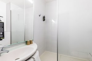 Shower, eco-friendly toiletries, towels - ibis budget Marne la Vallée (Saint-Thibault-des-Vignes)