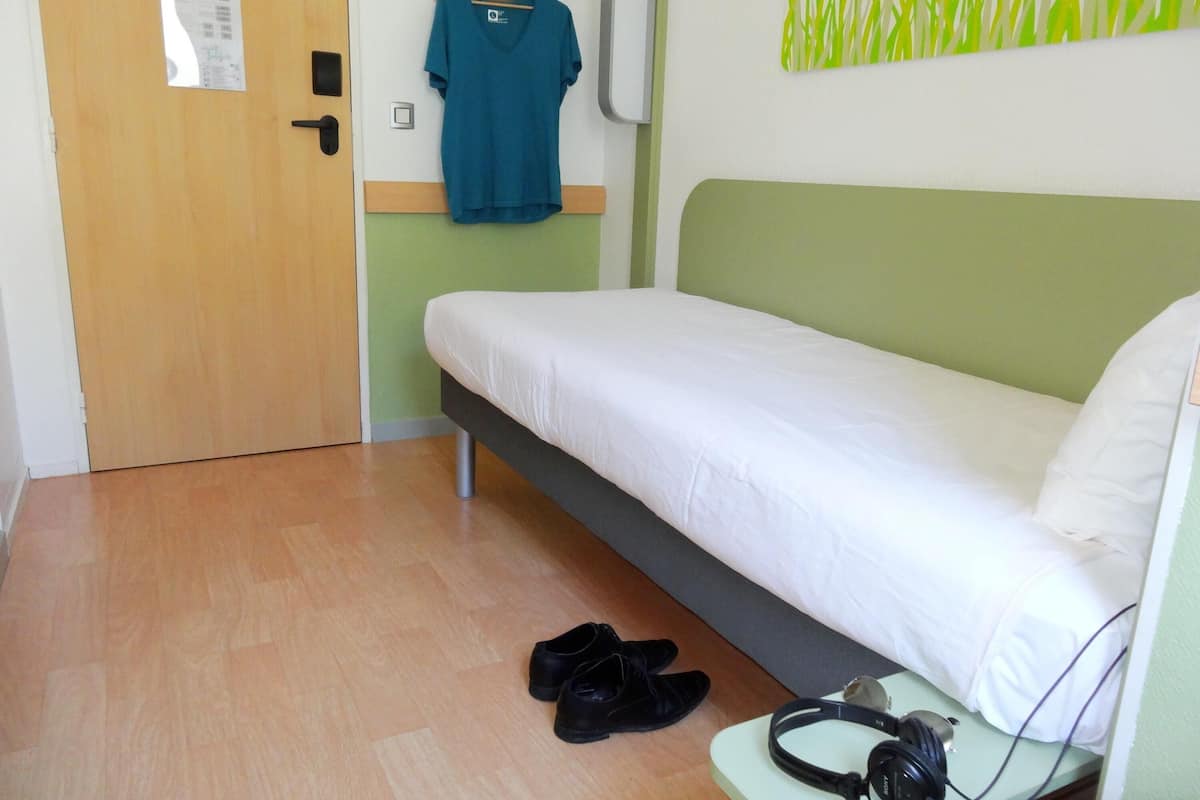 Family Room, 2 Double Beds | Desk, soundproofing, free WiFi