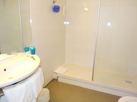 Desk, soundproofing, free WiFi. ibis budget Marne la Vallée