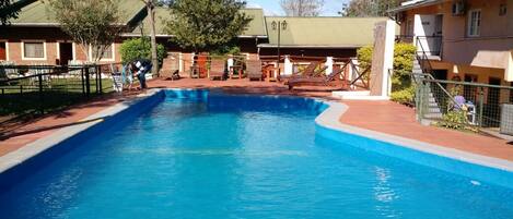 屋外プール、サンラウンジャー