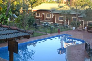 Outdoor pool, pool loungers - Nuevo Raices Apart (Puerto Iguazú)