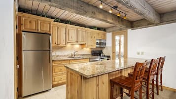 Condo luxo, 2 quartos, sacada, vista para o rio (CEC 8) | Cozinha privada | Geladeira, micro-ondas, fogão, cooktop