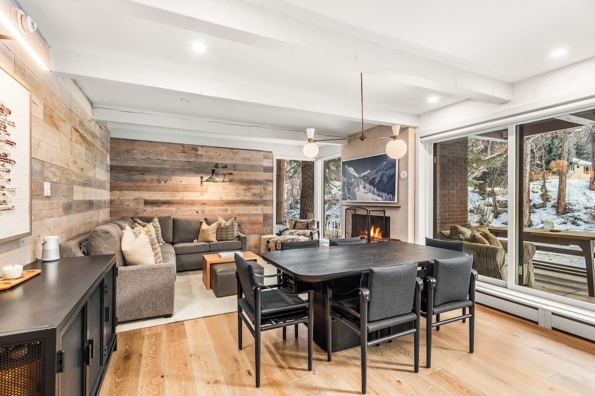 奢华公寓式客房, 2 间卧室, 阳台, 河景 (CEC 20) | 起居区 | 电视