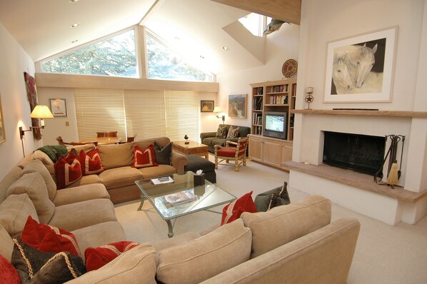 Superior Room, Multiple Beds | Living area