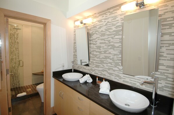 Superior Room, Multiple Beds | Bathroom