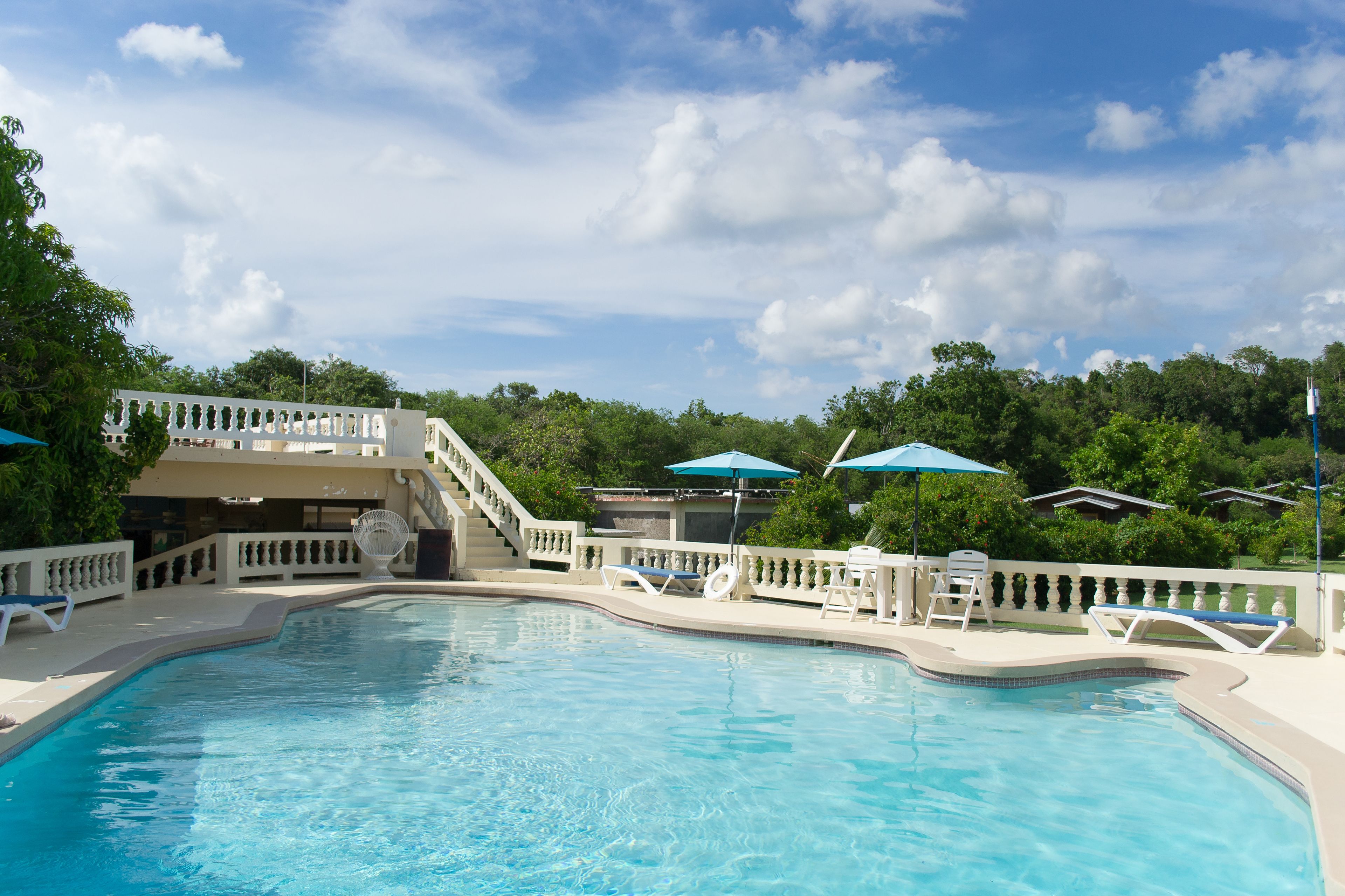 4 つの屋外プール、プール パラソル、サンラウンジャー