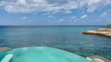 4 outdoor pools, pool umbrellas, sun loungers