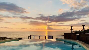 4 outdoor pools, pool umbrellas, pool loungers