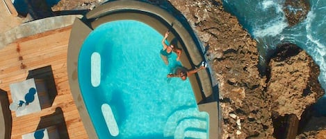 4 utendørsbassenger, bassengparasoller og solsenger