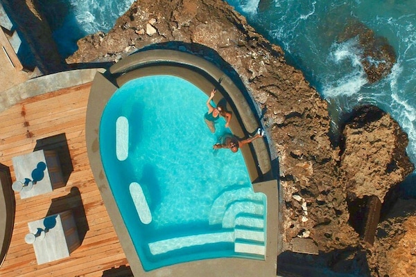 4 utendørsbassenger, bassengparasoller og solsenger