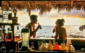 2 Bars/Lounges, 2 Poolbars