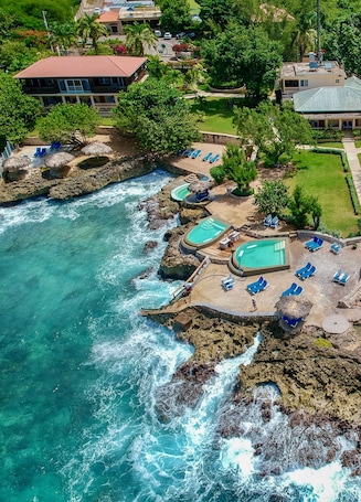 4 outdoor pools, pool umbrellas, sun loungers