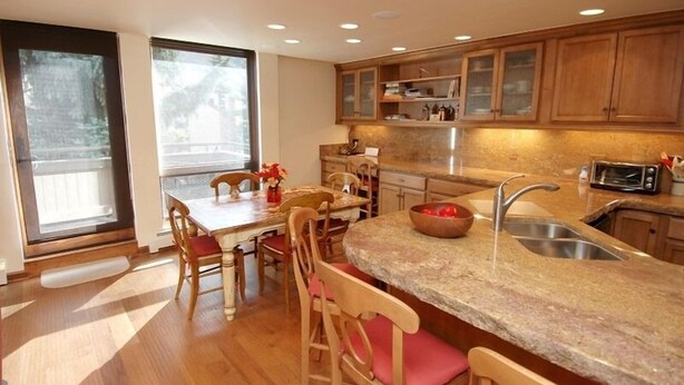 Full-size fridge, microwave, oven, stovetop - Concept 600 by Frias Properties (Aspen)