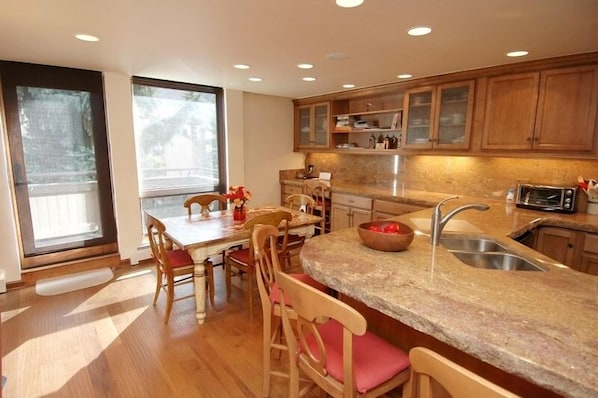 Full-sized fridge, microwave, oven, stovetop - Concept 600 by Frias Properties (Aspen)