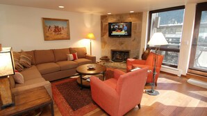 Deluxe Room, Multiple Beds | WiFi (free) - Concept 600 by Frias Properties (Aspen)