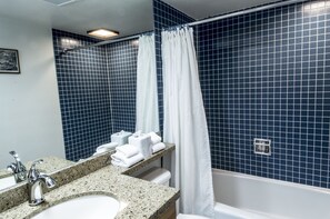 Standardzimmer, Mehrere Betten | Badezimmer | Dusche, Haartrockner, Shampoo