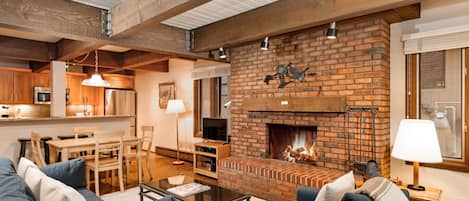 ห้องสแตนดาร์ด, หลายเตียง | บริเวณนั่งเล่น | ทีวี