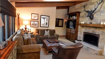 Deluxe Room, Multiple Beds | Living area | TV