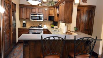 Deluxe Room, Multiple Beds | Private kitchen