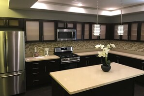 Sviitti, tupakointi kielletty (Three Bedroom) | Yksityinen keittiö | Täysikokoinen jääkaappi, mikroaaltouuni, liesi, astianpesukone