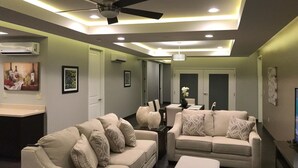 스위트, 금연 (Three Bedroom) | 이집트산 면 시트, 오리/거위털 이불, 필로우탑 침대, 책상