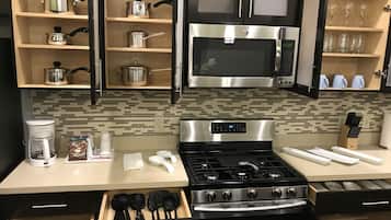 Suite, para no fumadores (Three Bedroom) | Cocina privada | Refrigerador con congelador, microondas y parrilla de estufa