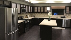 스위트, 금연 (Three Bedroom) | 전용 주방 | 커피/티 메이커, 대용량 냉장고, 전자레인지, 쿡탑