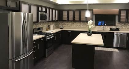 Days Inn & Suites by Wyndham Port Arthur