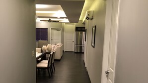 스위트, 금연 (Three Bedroom) | 이집트산 면 시트, 오리/거위털 이불, 필로우탑 침대, 책상