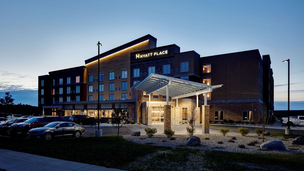 A modern hotel with a covered entrance, multiple floors, and a parking lot. - Hyatt Place Madison / Verona (Verona)